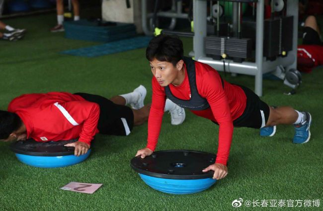 今日焦点战预告16:45 澳超赛场 悉尼FC VS 惠灵顿凤凰 惠灵顿凤凰强势出击能否在客场全身而退？01:30 意甲赛事 那不勒斯 VS 蒙扎 那不勒斯欲在主场迎来反弹重返欧战区!02:45 葡超赛场 本菲卡 VS 法马利卡奥 本菲卡对榜首之位虎视眈眈，法马利卡奥客场之旅恐难以全身而退？03:45 意甲赛事 热那亚 VS 国际米兰 国米已连续多场赛事保持不败，火“热”势头欲继续延续？ 事件那不勒斯后卫纳坦肩膀脱臼，马扎里：队医说他将缺席一个半月那不勒斯主帅马扎里称，后卫纳坦因肩膀脱臼将缺席一个半月时间。